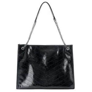 Sac cabas noir en cuir pour femme, sac porté épaule chic matelassé avec chaîne.