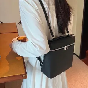Sac à dos minimaliste en cuir pour femme, élégant sac de voyage fourre-tout chic et tendance.