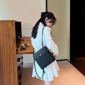 Sac à dos en cuir véritable pour femme, cartable de voyage minimaliste et élégant.