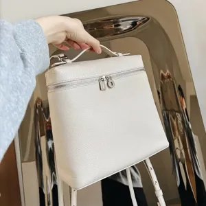 Sac à dos minimaliste en cuir véritable pour femme, élégant sac de voyage et de travail chic.