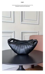 Details der schwarzen Leder-Croissant-Tasche mit Falten-Design und weicher Textur.