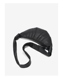 Detailansicht der schwarzen Lammleder Croissant Tasche mit Falten und bequemem Schulterriemen.