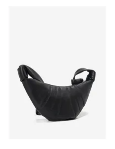 Schwarze Leder Croissant Tasche Detail mit feiner Textur, Falten und Knotengriff.