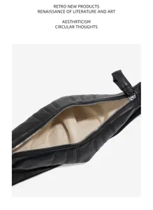Detailaufnahme der schwarzen weichen Leder Croissant Tasche mit Innenfutter und Reissverschluss.