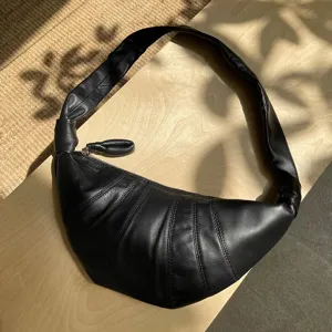 Schwarze Leder-Croissant-Umhängetasche, schicke, lässige Crossover-Tasche mit Knotengriff.