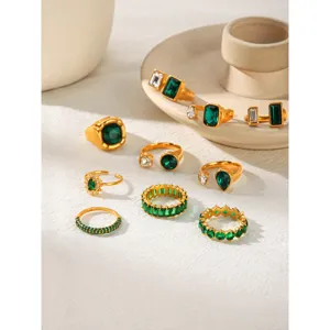 Ensemble de bagues empilables dorées en zircone vert émeraude vintage, détail en acier.