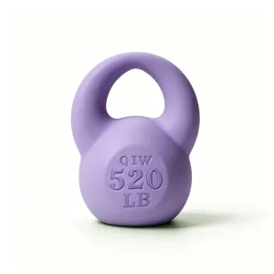 Primo piano dettaglio di charm ciondolo kettlebell viola, superficie liscia per DIY.