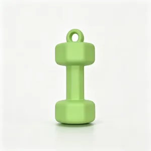 Primer plano detalle del mini llavero con forma de mancuerna verde, diseño portátil.