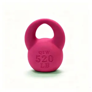 Dettaglio ciondolo kettlebell rosa, accessorio materiale artigianale fai da te acrilico.