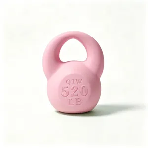 Primo piano dettagliato di kettlebell rosa con indicazioni di peso in rilievo e finitura opaca.