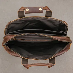 Dettaglio borsa ventiquattrore in pelle vintage con scomparti multipli per organizzazione.