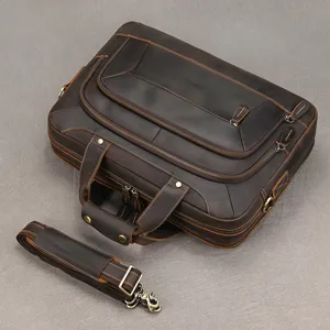 Dettaglio della ventiquattrore da uomo in pelle vintage, scomparti multipli e resistenti.
