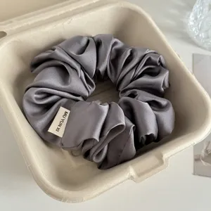 Dunkelgrauer Satin Haargummi Detailansicht, elegantes Haaraccessoire, weich und haarschonend.