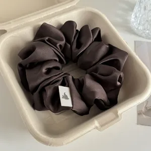 Französisches Satin Plissee Haargummi Detail, elegantes braunes Haarband für Frauen.