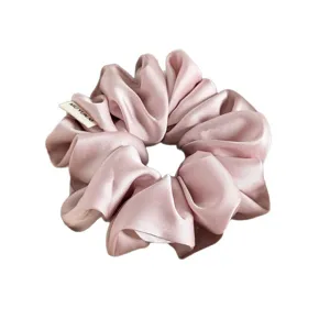 Elegantes rosa Satin Haargummi für Damen, weiches Haarband mit schickem Plissee Design im Alltag.