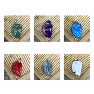 Pendentif feuille en pierre naturelle cristal agate sculpture collier accessoire vue détaillée.