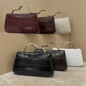 Elegante bolso de mano con motivo de cocodrilo y asa dorada de lujo para fiestas.