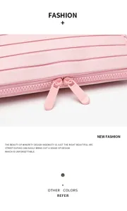 Vista dettagliata della borsa cosmetica geometrica rosa trapuntata con doppia zip.