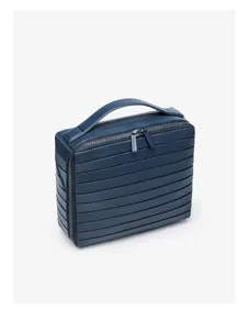 Detailopname van de stijlvolle blauwe gestreepte cosmetische tas met handvat en rits.