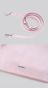 Rosa Handtaschenriemen aus Leder und strukturierte Oberfläche im Detail gezeigt.