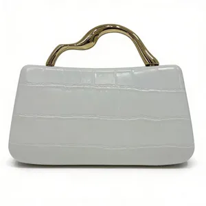 Elegante bolso blanco con textura de cocodrilo y asa dorada para mujeres con estilo