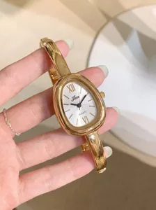 Elegante goldene Armbanduhr mit einzigartigem ovalem Zifferblatt im Vintage-Stil für Damen.