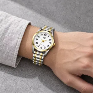 Vista detallada de reloj de cuarzo bicolor para mujer con números grandes y brazalete.