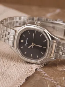 Detailweergave van dames retro achthoekig quartz horloge met zwarte wijzerplaat en stalen band.