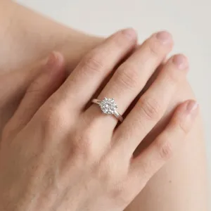 Klassischer Solitärring mit Zargenfassung, eleganter Silberring für Damen im Alltag.