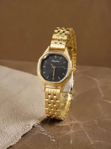 Detailopname van het vintage achthoekige gouden quartz horloge met een stijlvolle zwarte wijzerplaat.