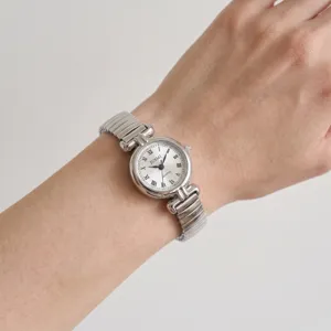 Silberne Damen Quarzarmbanduhr mit elastischem Gliederband und vintage Zifferblatt.
