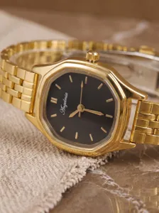 Gedetailleerd overzicht van het gouden vintage dameshorloge met een achthoekige kast.