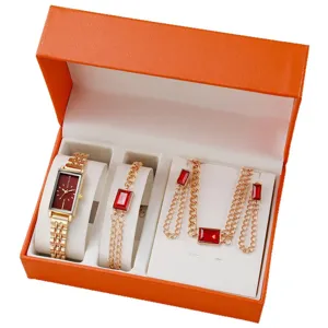 Set di orologi rettangolari dorati con bracciale collana orecchini in zircone rosso in confezione