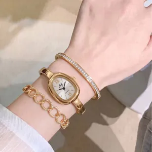 Französisches Luxus Damen Armbanduhr Set, vintage ovale Quarzuhr mit eleganten Armbändern.