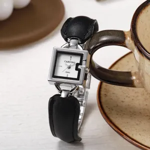 Montre quartz carrée élégante pour femme avec bracelet cuir noir et cadran argenté chic.