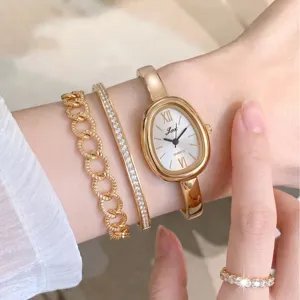Französisches Luxus Damen Armbanduhr Set, elegante Retro ovale Quarzuhr mit funkelndem Schmuck.