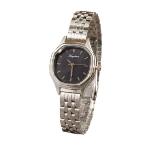 Dames vintage achthoekige quartz horloge met metalen zilveren band en donkere wijzerplaat.