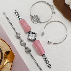 Élégant ensemble de montre et bracelets pour femme avec cadran trèfle et strass brillants.