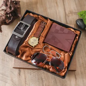 Stijlvolle heren 5-delige cadeauset met bruine riem, horloge, portemonnee en zonnebril voor mannen.