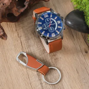 Coffret cadeau montre et porte-clés mode homme détail avec bracelet en cuir élégant.