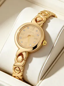 Detalle de reloj de cuarzo dorado para mujer, esfera elegante con diamantes y pulsera.