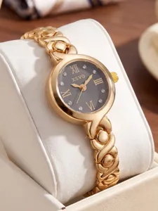 Vista detallada de reloj de cuarzo para mujer con correa dorada y esfera de pedrería.