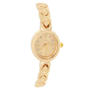 Detalle reloj de cuarzo mujer aleación oro, esfera strass y números romanos pulsera primer plano.