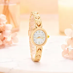 Elegante reloj de cuarzo para mujer con correa de aleación dorada y esfera ovalada de diamantes.