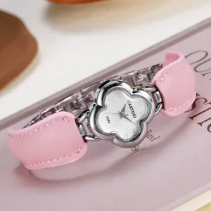 Gros plan de la montre pour femme à cadran trèfle rose avec bracelet en cuir et chaîne.