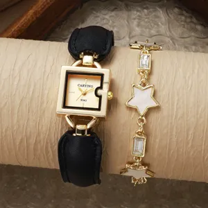 Gros plan détail de la montre carrée élégante pour femme et du bracelet étoile sur beige.