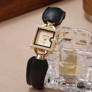 Élégante montre carrée pour femme avec cadran doré et bracelet en cuir noir tendance.