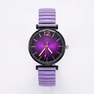 Detail van horloge met paarse verloopwijzerplaat, zwarte kast en gesegmenteerde horlogeband.