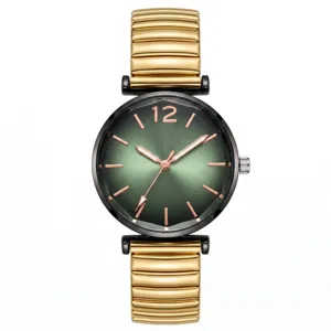 Elegant quartz horloge met groene wijzerplaat en gouden elastische horlogeband.