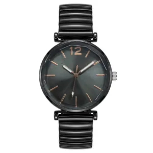 Minimalistisch quartz horloge detail met zwarte wijzerplaat, roségouden indexen en band.